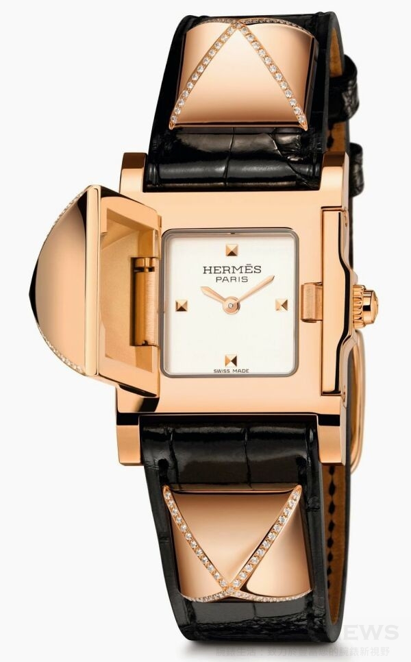 Médor腕錶750玫瑰金錶殼小號款稜線鑲嵌29顆鑽石，蛋白銀色面盤，4個鍍玫瑰金金字塔時標，鍍玫瑰金指針，及黑色轉印品牌商標。