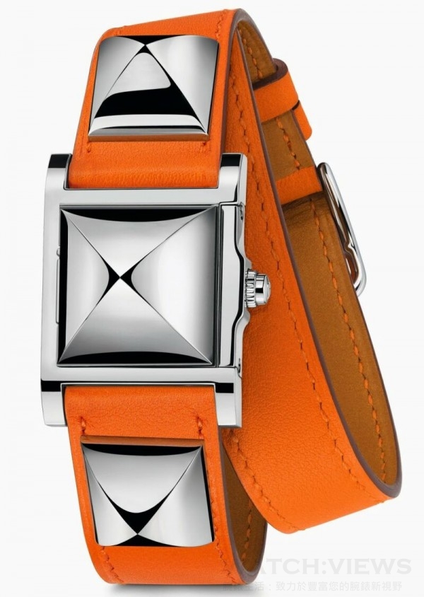 Médor腕錶不鏽鋼錶殼款式，蛋白銀色面盤，4個鍍銠金字 塔時標，鍍銠指針，及黑色轉印品牌商標。