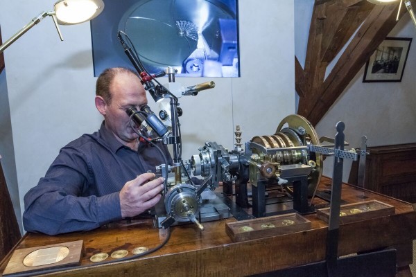 Philippe Stern 家族接管了百達翡麗，依舊緊守Patek和Philippe 先生留傳下來的營業方針，也就是統合「日內瓦七種傳統製錶工藝」（The Seven Crafts of Geneva）在原廠內完成的製錶過程，圖為技師進行傳統機刻的情形。