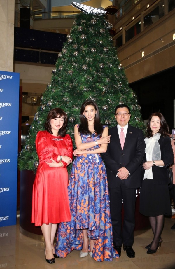 林志玲與101總經理戴蔭本先生、Swatch集團李佩倩女士及浪琴表副總張正勳女士於聖誕樹前合影。