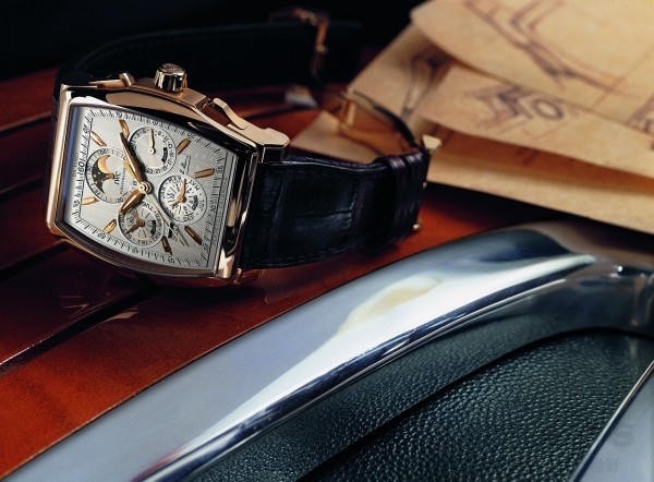 達文西萬年曆腕錶，18K金玫瑰錶殼，直徑43.1×51毫米，時、分、秒、萬年曆、四位數年份顯示、月相顯示，79261自動上鍊機芯，鱷魚皮錶帶。