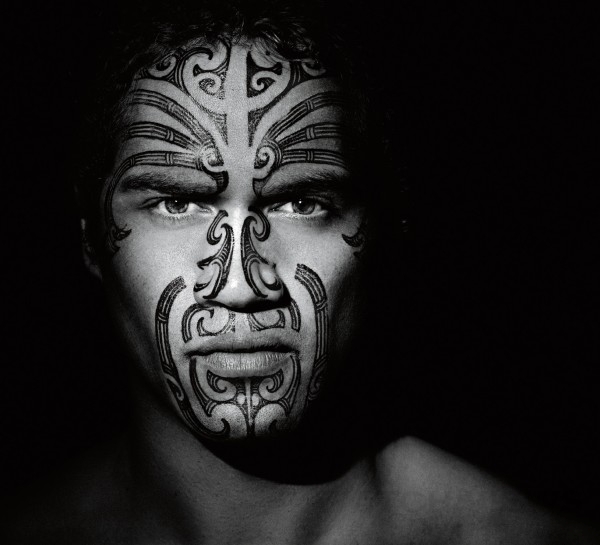 寶格麗OCTO ALL BLACKS特別版的面盤圖騰取自毛利族面具
