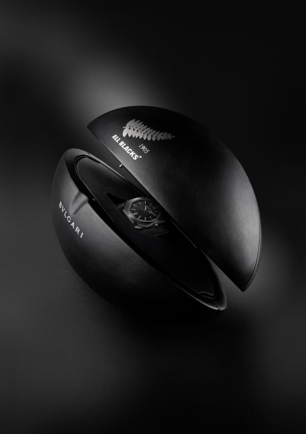 OCTO All Blacks腕錶以橄欖球造型錶盒盛裝。