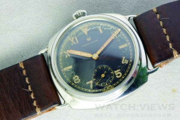 PANERAI古董錶的正面，特別之處在它的12點座落在3點方位。   