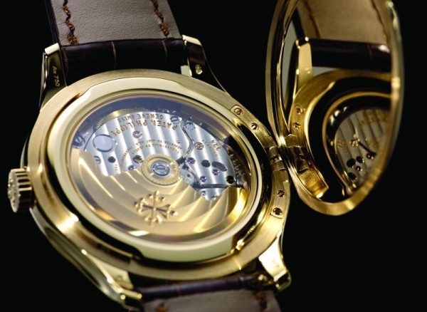 Calatrava Ref.5227在錶背的藍寶石水 晶玻璃底蓋外，還附有可掀式金屬後底 蓋，此一特點傳承自以往軍錶用來保護 錶面的特點。Ref.5227的防塵蓋製作技 術比以往有了全新的突破，突緣極其微 小，肉眼幾乎看不見。戴在手上時，與 錶殼相連的鉸鍊則完全隱形。