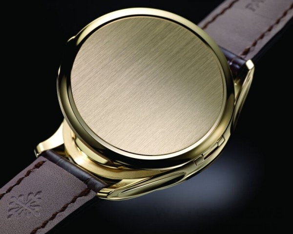 Calatrava Ref.5227在錶背的藍寶石水 晶玻璃底蓋外，還附有可掀式金屬後底 蓋，此一特點傳承自以往軍錶用來保護 錶面的特點。Ref.5227的防塵蓋製作技 術比以往有了全新的突破，突緣極其微 小，肉眼幾乎看不見。戴在手上時，與 錶殼相連的鉸鍊則完全隱形。