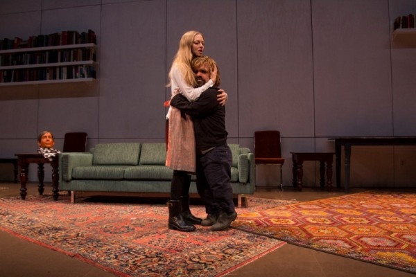 亞曼達_塞佛瑞Amanda Seyfried與彼得_汀克萊傑Peter Dinklage於萬寶龍第十四屆紐約百老匯24小時戲劇公演中有精彩對手戲演出