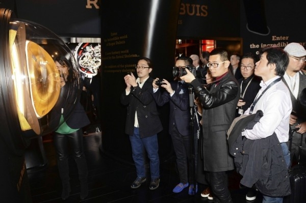 台灣媒體朋友正專注拍攝ROGER DUBUIS於2015年SIHH的開幕儀式。