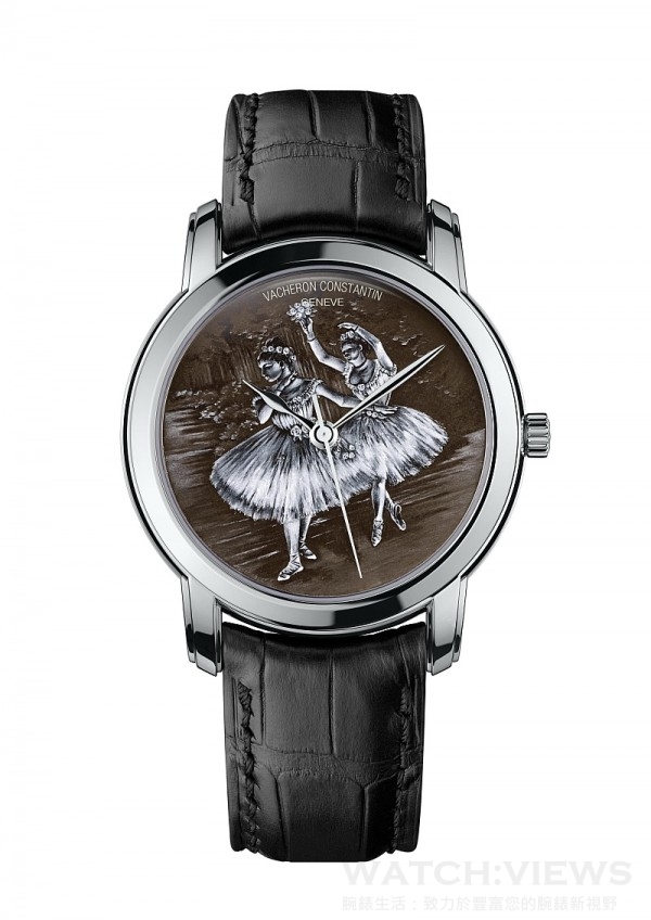 Métiers d’Art Hommage à l’Art de la Danse系列腕錶，型號86090/000G-9985 – 表演時刻，18K白金錶殼，錶徑40毫米，半透明大明火灰色琺瑯彩繪工藝 18K 金錶盤，圖案源自法國畫家埃德加•德加 (Edgar Degas)  的畫作，時、分、秒顯示，由江詩丹頓研發及製造的 2460 SC自動上鍊機械機芯，動力儲存約 40 小時，防水30米，黑色密西西比鱷魚皮錶帶，附一面放大鏡及一本裝幀精美的腕錶製作工藝及技術介紹書冊，底蓋鐫刻「N°1/1」和「Hommage à l’Art de la Danse」字樣，僅於江詩丹頓專賣店發售。