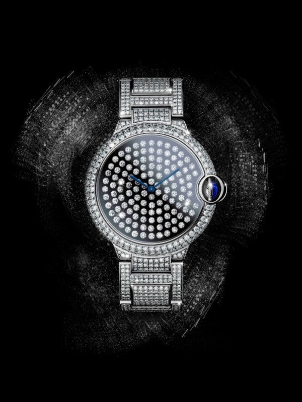 Ballon Bleu de Cartier「舞動」鑲鑽腕錶，鍍銠18K白金錶殼，直徑42毫米，鑲嵌圓形明亮式切割鑽石，凹槽式錶冠鑲嵌一顆凸圓形藍寶石，劍形藍鋼指針，18K白金NAC塗層處理錶盤，鑲嵌圓形明亮式切割鑽石，鍍銠18K白金錶鏈，鑲嵌圓形明亮式切割鑽石，錶殼厚度14.05毫米，防水深度30米，卡地亞430 MC型手動上鏈機械機芯，編號及限量發售20枚。