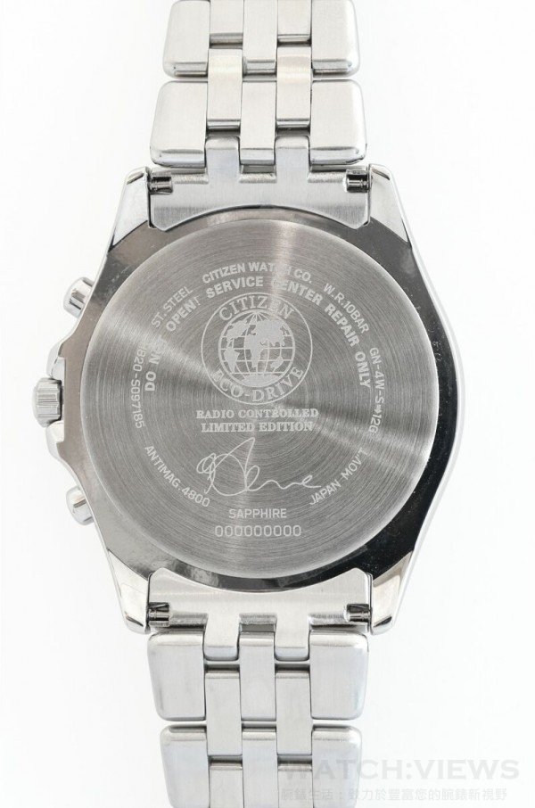 CITIZEN x HEBE聯名錶款為光動能電波女錶 FC0018-53D的錶底蓋上電鍍有Hebe的設計簽名。