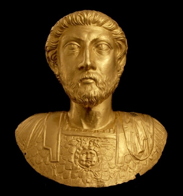 1939年，人們在清潔舊管道的時候無意間發現一座羅馬皇帝Marcus Aurelius（馬可·奧里略）的純金半身像。