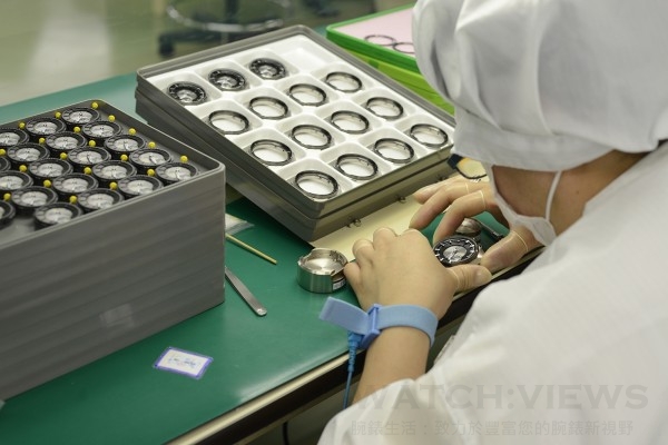 殿岡工廠的技師正在進行光動能衛星對時腕錶 F100的組裝