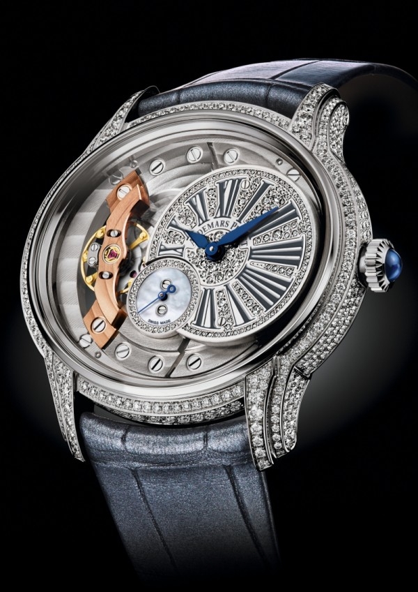 千禧系列腕錶，全鑲鑽18K白金錶殼，錶徑39.5 x 35.4 毫米，錶殼、錶扣鑲嵌438 顆圓形鑽石、總重約 1.93 克拉，錶面鑲嵌136 顆圓形鑽石、總重約 0.26 克拉，時、分、小秒針，5201手動上鍊機芯，鑲鑽白金偏心圓盤，炭灰色轉印羅馬數字，白色珍珠母貝小秒盤搭配鑲鑽錶圈、藍色金質指針，防眩光處理藍寶石水晶鏡面與底蓋，錶冠鑲嵌凸圓形藍寶石，防水深度20米，「大方格鱗紋」珠光深灰色鱷魚皮錶帶搭配18K玫瑰金針扣。另附黑色鱷魚皮錶帶。