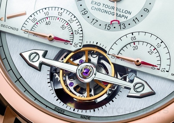 萬寶龍Heritage Chronométrie傳承時測系列分鐘外置陀飛輪計時腕錶專利的大尺寸擺輪陀飛輪ExoTourbillon位於6點鐘方向 (每一分鐘旋轉一圈，可指示秒數)，並搭配精鋼材質陀飛輪錶橋 