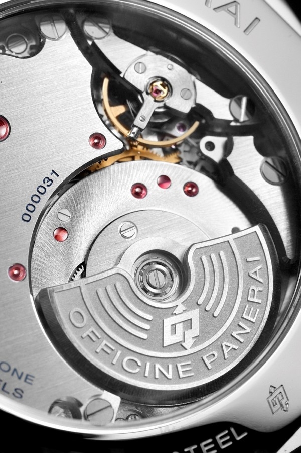 P.4000 機芯在採用精鋼材質錶殼的錶款中，擺陀是以鎢製成，這種閃亮的高密度金屬具有優異特性，它在外觀上極具美感，而且非常適合用於需要高比重材質的地方。