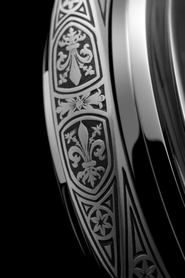 限量版Radiomir Firenze 腕錶的刻紋靈感取自佛羅倫斯教堂的大理石外牆嵌花，展現超卓純粹的線條，並延伸至錶框及上鏈錶冠，更添錶殼的典雅氣派。