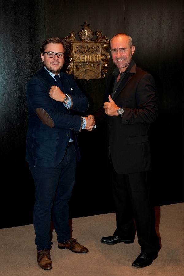 彼得漢塞爾Stéphane Peterhansel(右)與 真力時歐洲品牌經理Cedric Hanus合影。