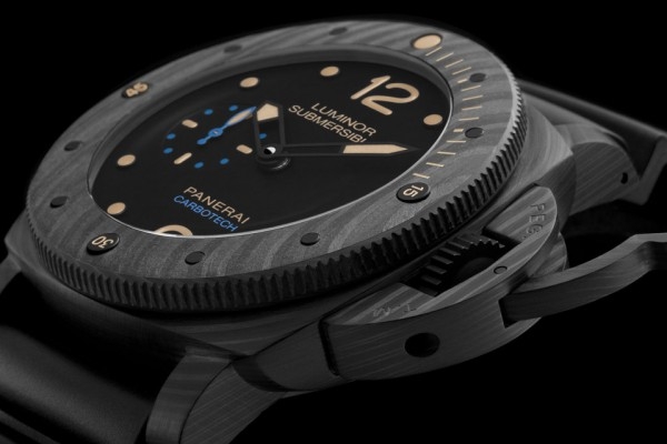 Luminor Submersible 1950 Carbotech 3 Days Automatic腕錶的每一項細節的設計均忠實取自品牌的歷史。Luminor 1950錶殼（直徑47毫米）是沛納海於1940年代末研發，由義大利海軍突擊隊員佩戴，在此錶款中加入了飾有小飾釘標示旋轉錶框，其靈感源自沛納海在1956年為埃及海軍創製的錶款。