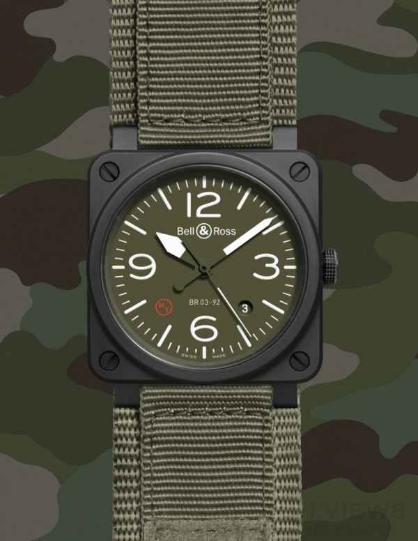 BR03-92 MILITARY TYPE，啞光黑色陶瓷錶殼，錶徑42毫米，卡其綠色錶盤，時針、分針、小秒針和日期，BR-CAL.302自動上鍊機芯，防水100米，黑色橡膠和卡其綠色耐用帆布錶帶。