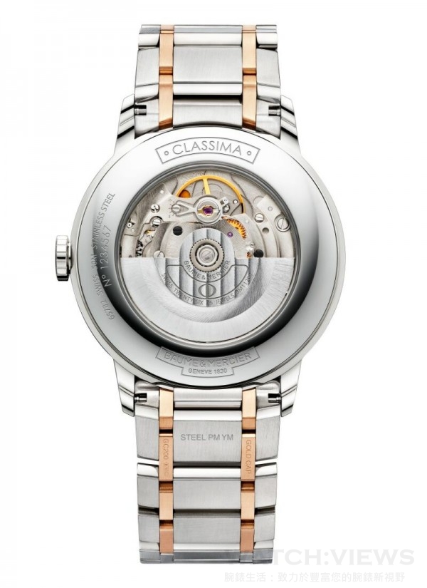 克萊斯麥系列男裝雙色腕錶Ref.10217，搭載瑞士製自動上鏈機械機芯，擺陀鐫刻「黃金比例」的象徵、品牌徽號希臘字母「Phi」，透過藍寶石水晶玻璃錶背一覽無餘。