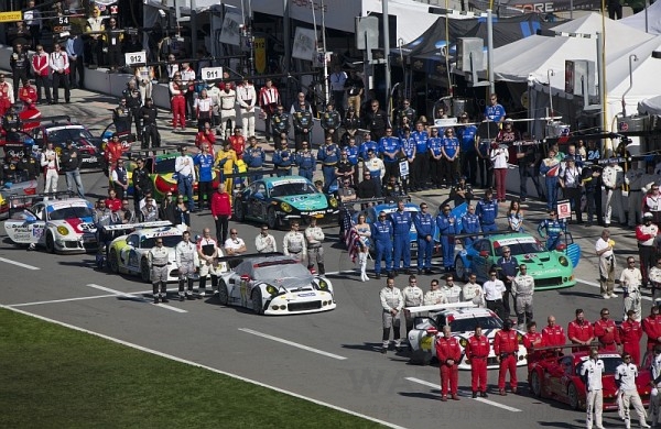 2015年Rolex 24 At Daytona開賽前，車手與賽車排列在賽道上。