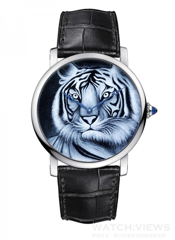 Rotonde de Cartier老虎裝飾腕錶，直徑42毫米，18K白金錶殼，18K白金錶盤 ，單色琺瑯微繪老虎圖案裝飾，卡地亞9601 MC型工作坊精製手動上鏈機械機芯，編號並限量發售100枚。