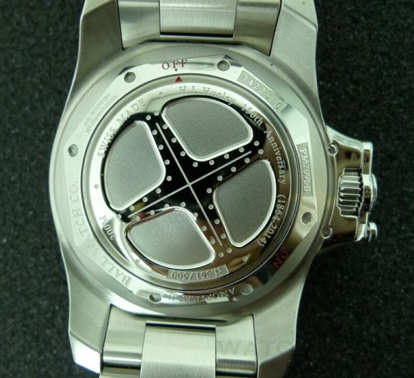 Engineer Hydrocarbon Hunley型號再一次運用BALL Watch先進的陶瓷加工技術，在陶瓷製的計時猶如潛水艇儀器一樣，Engineer Hydrocarbon Hunley配備已獲專利註冊的錶冠上鎖保護系統，令錶殼更顯完美，亦讓腕錶能更穩固地準確計時。