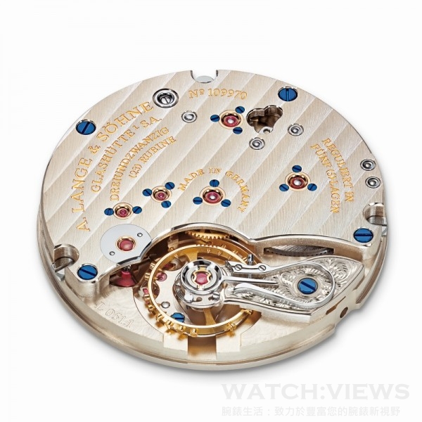 朗格錶廠自製L051.1型機芯；手動上鏈，符合朗格最嚴格的品質標準，手工精心修飾並組裝；五方位精密調校；夾板和橋板由未經處理的德國銀製造；手工雕刻擺輪夾板。