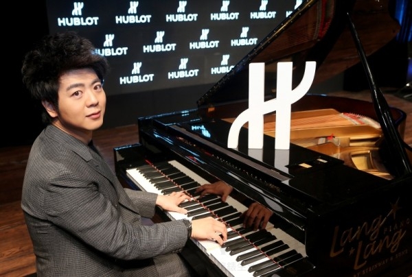Lang Lang Plays Piano