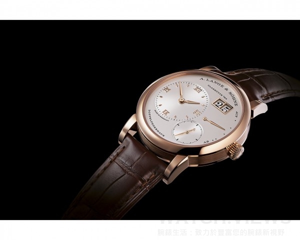 Lange 1腕錶，18K玫瑰金錶殼(另有黃金與950鉑金款式)，錶徑38.5毫米，偏心時、分顯示，小秒針、大日期、動力儲存指示，朗格錶廠自製L121.1型手上鍊機芯，振頻每小時21,600次，動力儲存72小時， 鱷魚皮錶帶。 