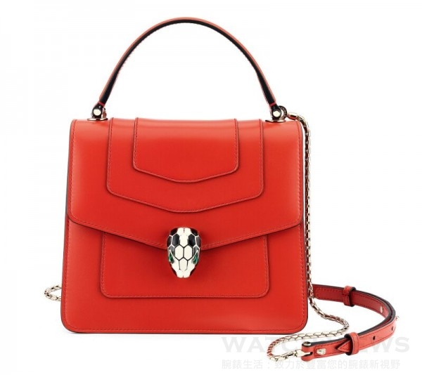 寶格麗Serpenti豔紅色小牛皮手提肩背包，售價約台幣78,000元。