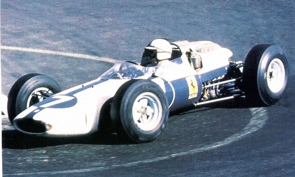 1964年，效力於NART車隊的傳奇車手John Surtees，駕駛著Ferrari 158賽車奪得F1世界冠軍。當年賽季中，John Surtees有兩場比賽是駕駛採用NART車隊白底藍條紋塗裝的Ferrari 158參賽。