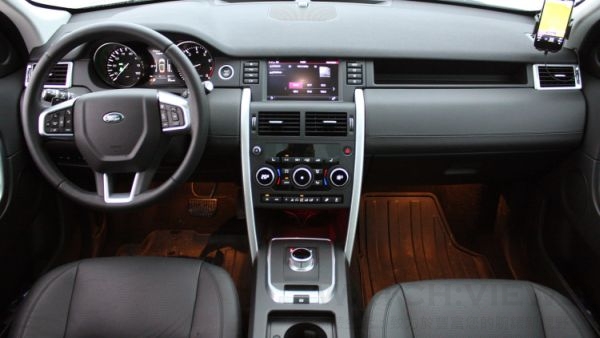 Discovery Sport維持Land Rover一貫高質感，俐落線條勾勒華貴舒適的車艙空間。