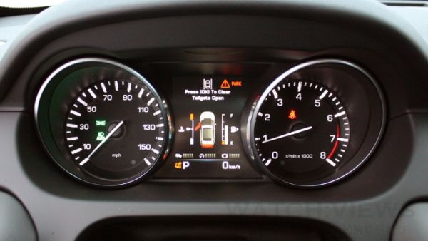 儀表板使用雙圓式設計，中央有一個約5吋的資訊幕，提供駕駛人行車所需的資訊。