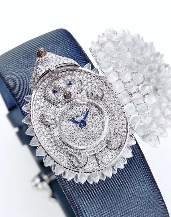 蕭邦Animal World系列Hedgehog刺蝟腕錶為18K白金腕錶，鑲嵌15.05克拉月光石與4.08克拉鋪嵌鑽石。