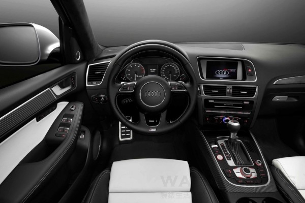 Audi SQ5與眾不同之處，除了中控台儀錶的流暢線條營造出宛如向前奔馳的性能意象，整合方向盤換檔撥片設計的SQ5專屬三輻式真皮多功能方向盤，不僅擁有絕佳的皮革包覆質感，絕佳的握感更是讓人愛不釋手，而車主只需攜帶將感應式鑰匙在身上，即可透過觸控式引擎啟閉開關即可啟動車輛，至於伸手可及的各項儀錶顯示和控制按鍵，也兼顧了完美的邏輯性排列和操縱就手度