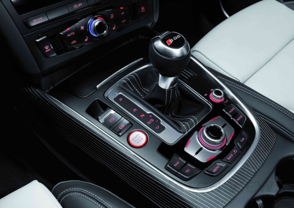 全新Audi SQ5的座艙內裝周圍如車門、排檔座和中控台等部份，也嵌上紋路獨特的Carbon Atlas碳纖維內裝飾板，再加上SQ5字樣真皮排檔桿頭、全車以Alcantara類麂皮/真皮所包覆的跑車式座椅等專屬運動化配備，進一步強化全新Audi SQ5的性能訴求。