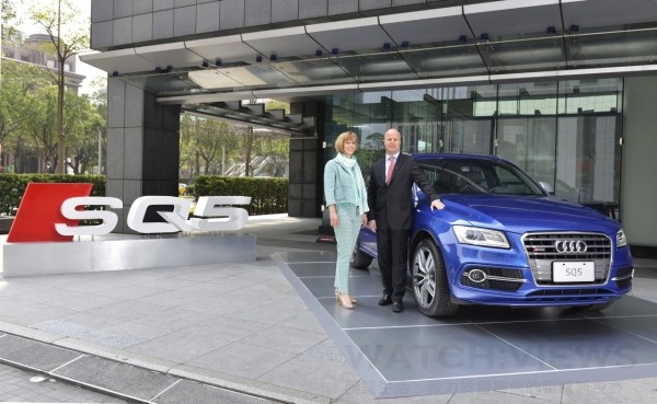 全新Audi SQ5於今日正式發表，台灣奧迪總裁Ryan Searle和行銷處長Angelika Hilger連袂和這部品牌旗下的新世代LSUV高性能豪華運動休旅車合影。