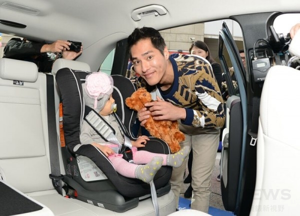 時尚暖爸藍正龍親自幫女寶寶安裝 Mercedes-Benz 幼童用安全座椅，幸福指數狂飆破表！