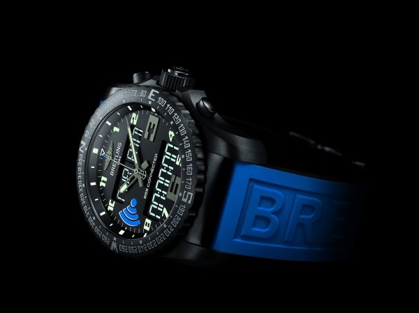 B55 Connected〈智慧計時B55 腕錶〉顯著的特色在於其堅固的技術型外觀，錶殼採用經高強度碳化處理的黑色鈦金屬，面盤上有藍色無線信號標誌，而這一經典的藍黑主題色調也延續在與腕錶搭配的橡膠錶帶上。