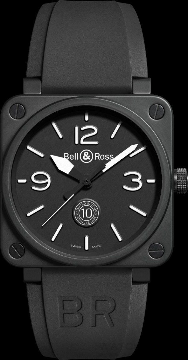 BR 01 10th Anniversary，啞光黑色陶瓷錶殼，錶徑46毫米，時分秒顯示，BR-CAL.302機械自動機芯，精鋼錶底蓋刻有“10th Anniversary”字樣，防眩目藍寶石水晶玻璃鏡面，防水 100 米，橡膠和超彈力混合纖維錶帶，限量500只。