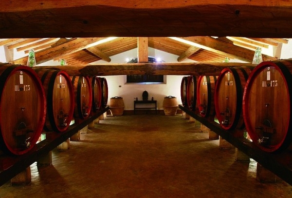 酒窖裡用以進行桶中陳年的大型斯洛伐克橡木桶，部份橡木桶已逾百年歷史。