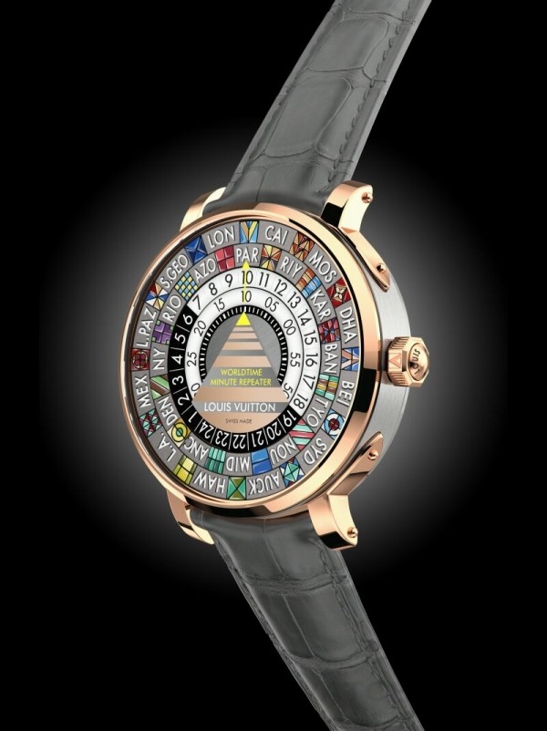 Escale Worldtime Minute Repeater世界時三問報時腕錶的彩繪面盤，係在La Fabrique du Temps高級製錶工坊的專屬工作室中製作。技藝工匠需要用40個小時，用微型油畫的技術繪製每一個錶盤。三十八個色彩被逐一繪製上去，用極細微的畫筆和筆觸技法接連不斷地描繪，而後放入100攝氏度的烘箱進行乾燥。
