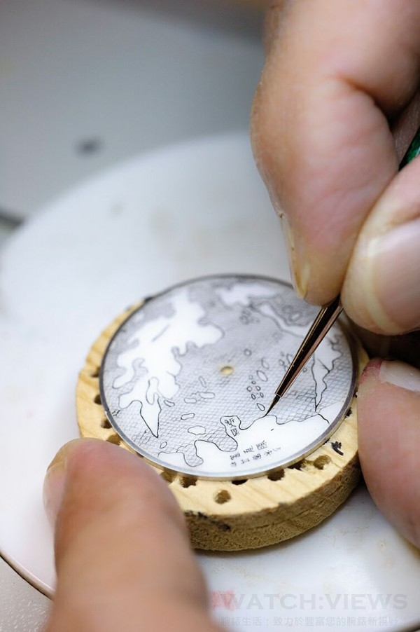 Terrestrial Map陸面地圖腕錶選擇色澤純粹的白玉做為基石，透明的紋路展現出深度。每一面錶盤，用一塊玉雕塑成薄型圓盤，透過精緻拋光，打造出最理想的厚度(0.70毫米)，並讓錶層完全平扁。接下來，需要一位經驗豐富的繪畫工匠投入17小時，進行細密繪圖，以天然的印度水墨搭配特殊黏著劑完成。