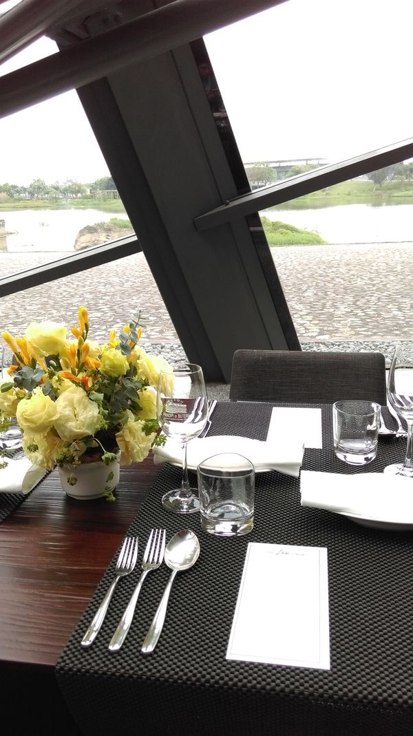 蘭舍舒適的用餐環境，透過落地玻璃窗，可欣賞戶外烏石溼地生態風景。