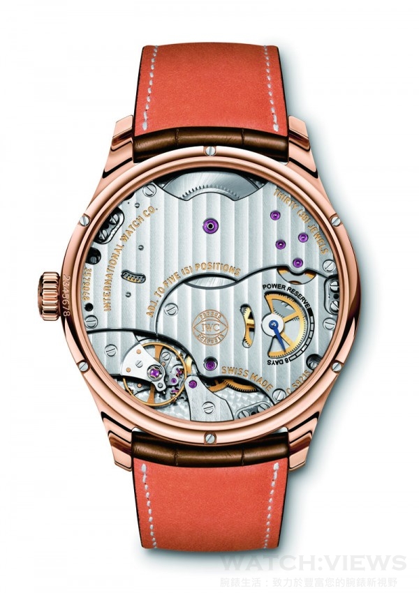 Portuguese八日手上鍊腕錶的儲能顯示位於錶背的機芯夾板上，由一根藍鋼指針在金黃色的齒輪上移動指示。