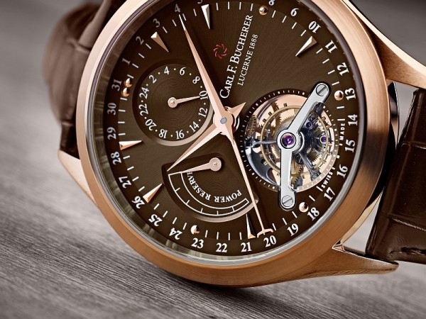 Manero 馬利龍系列陀飛輪腕錶以其高雅質感和精細工藝而備受肯定。從錶盤 6 點鐘位置的圓形展示窗口即可透視運轉中的心臟部件 - 迷人的陀飛輪。