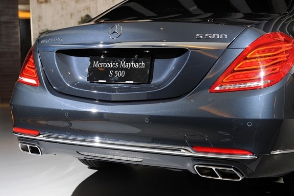 Mercedes-Maybach以時尚雙鍍鉻飾條妝點後保桿，並以兩側雙出尾管展現動靜皆宜氣勢。