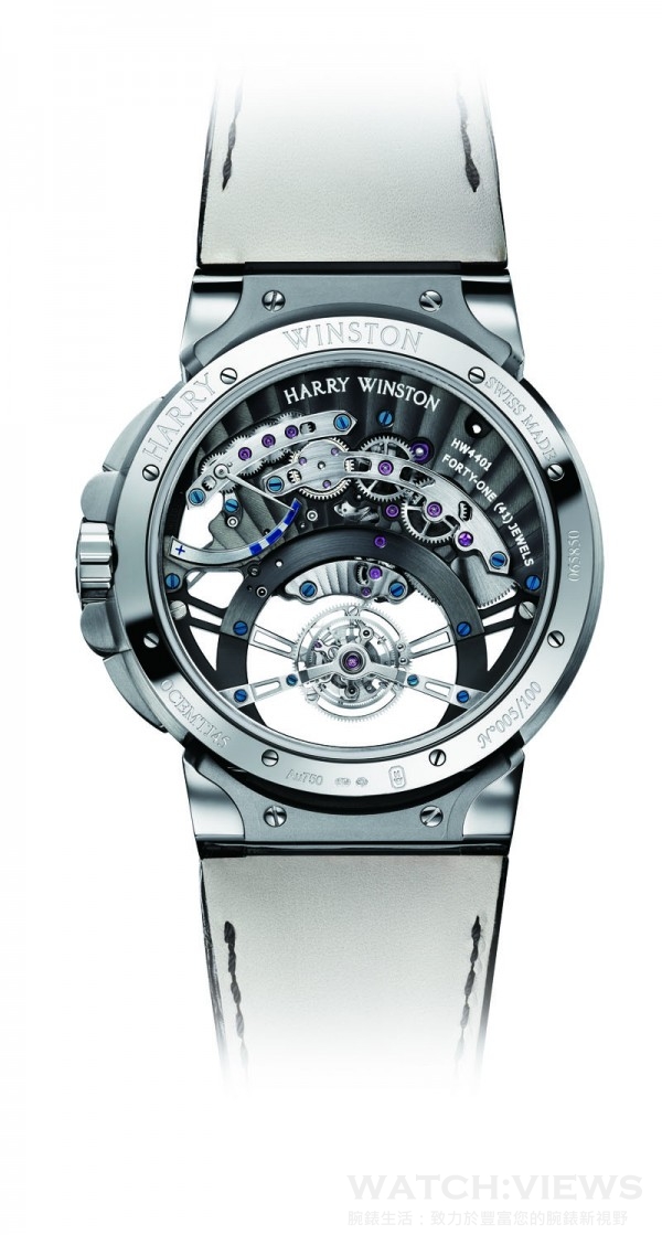 Harry Winston將儲能顯示放置於錶背機芯的左上半部，輪廓頗似在吊掛鋼筋，與錶背的兩道長形錶橋形成妙趣橫生的畫面。